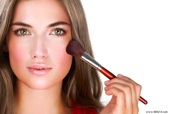 Beauty tip:how to apply a cream or gel blush? 
