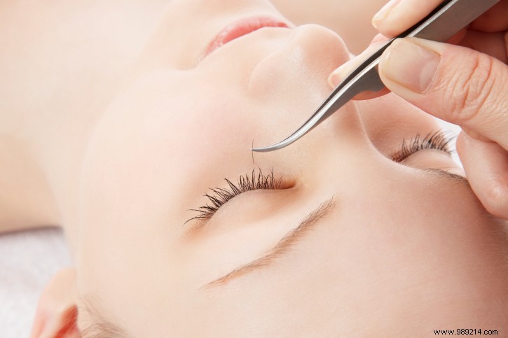 Beauty tip:how to apply false eyelashes? 