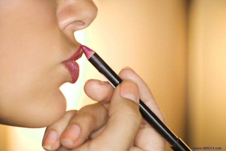 Beauty tip:how to apply lip liner? 