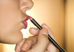 Beauty tip:how to apply lip liner? 