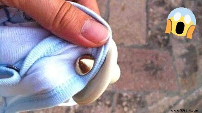 Trick for removing a lock on a garment (forgotten by the cashier). 