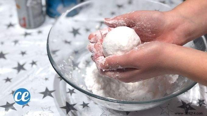 How To Make Artificial Snow With Only 2 Ingredients. 