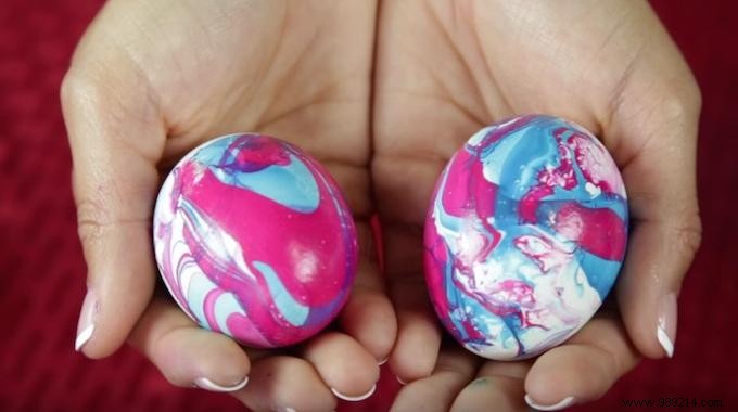 The Brilliant Trick To EASILY Decorate Easter Eggs. 
