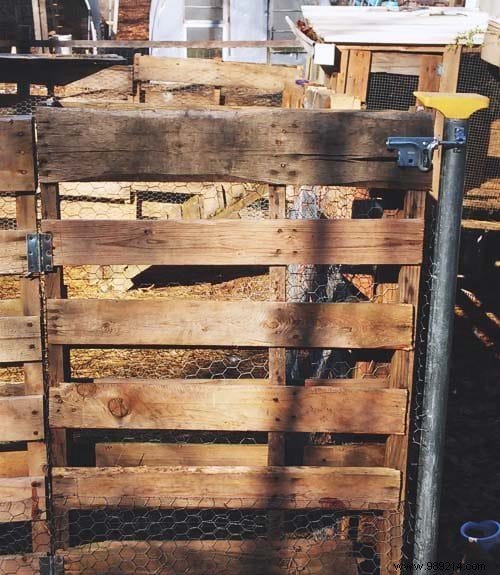 How to Make a Free Pallet Fence (In Just 4 Steps). 