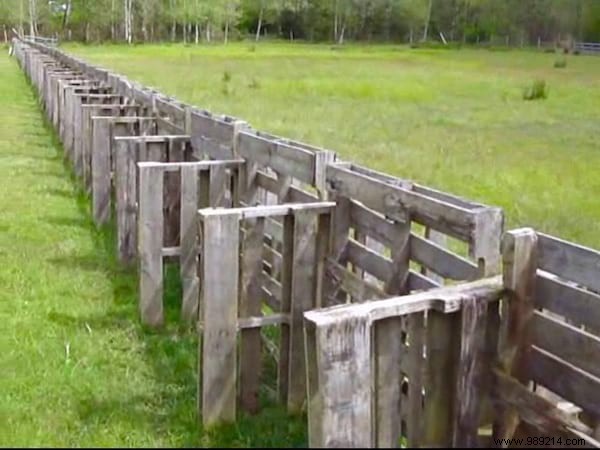 How to Make a Free Pallet Fence (In Just 4 Steps). 