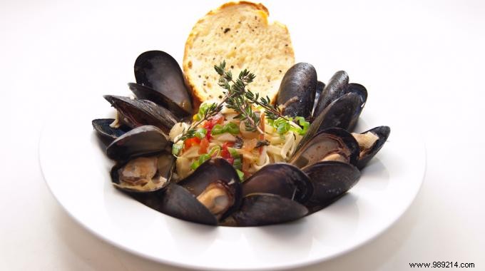 How to Eat Mussels at the Restaurant? 2 Little Things to Know. 