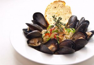 How to Eat Mussels at the Restaurant? 2 Little Things to Know. 