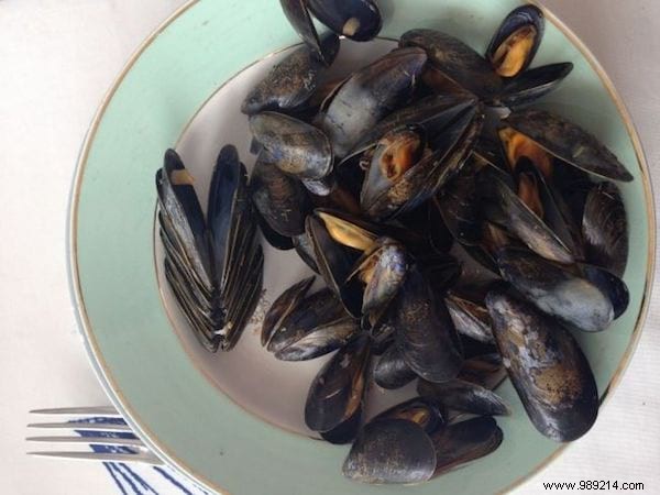 How to Eat Mussels at the Restaurant? 2 Little Things to Know. 