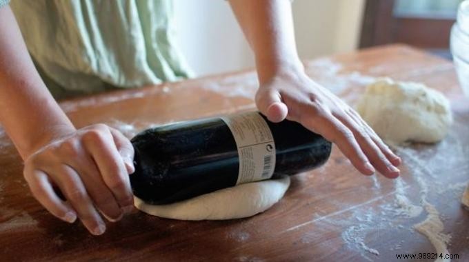 How to Roll Out Pizza Dough Without a Rolling Pin. 