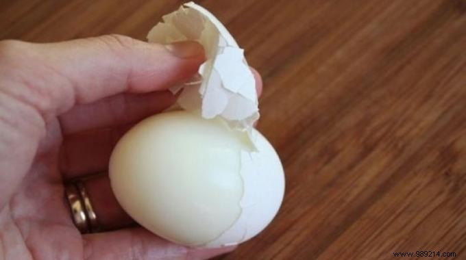 Finally a tip to remove the shell of an egg without effort. 
