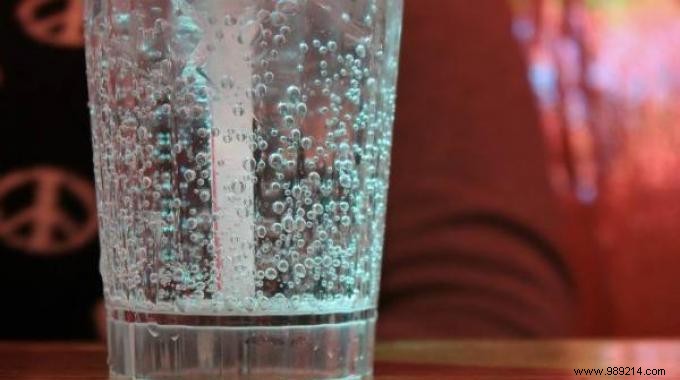 The Simple Trick to Keep Sparkling Water Bubbles. 