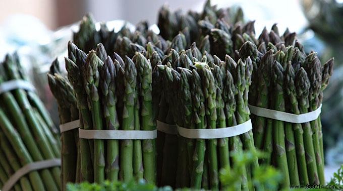 The Tip To Keep Asparagus Fresh Longer. 
