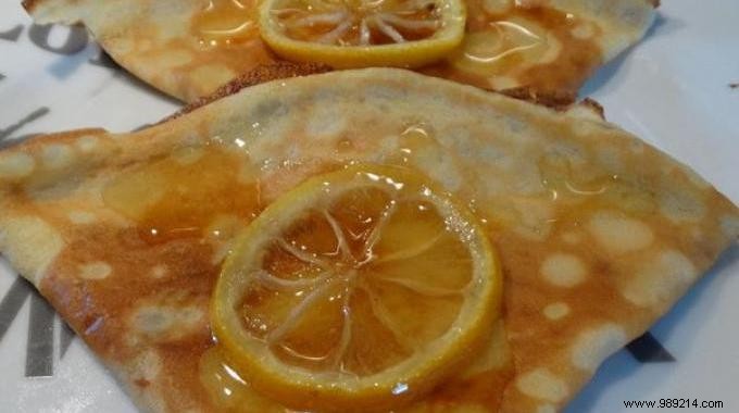 Easy and Cheap:The Delicious Recipe for Pancakes with Honey and Lemon. 