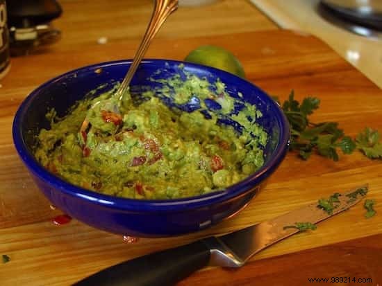 Just A Layer Of Water On The Guacamole Prevents It From BLACKENING! 