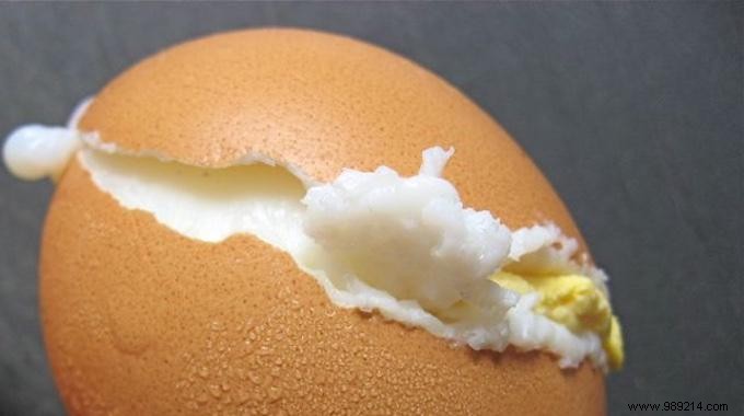 How to Boil an Egg WITHOUT Its Shell Bursting. 