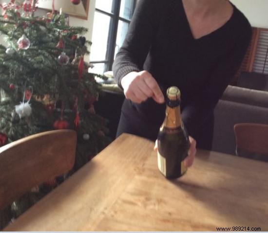 The Trick to Open a Bottle of Champagne WITHOUT Making a Noise (Revealed by a Sommelier). 