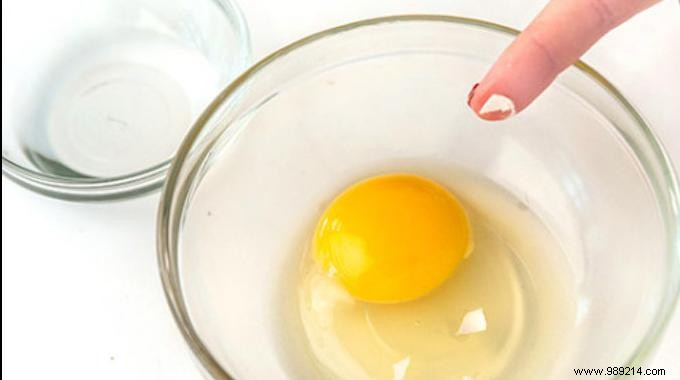 The Genius Trick To Catch a Piece of Eggshell in 2 Seconds. 