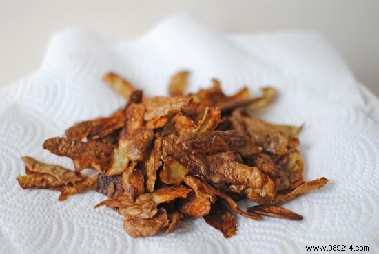The Recipe for Delicious Homemade Crisps with Potato Peelings. 