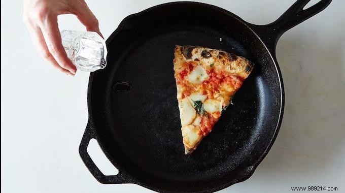How to Reheat a Pizza WITHOUT an Oven? The Quick and Easy Tip. 