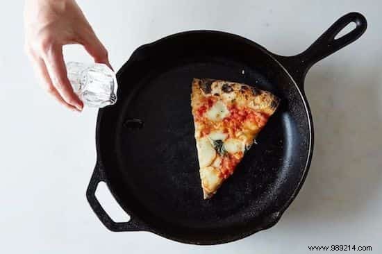 How to Reheat a Pizza WITHOUT an Oven? The Quick and Easy Tip. 