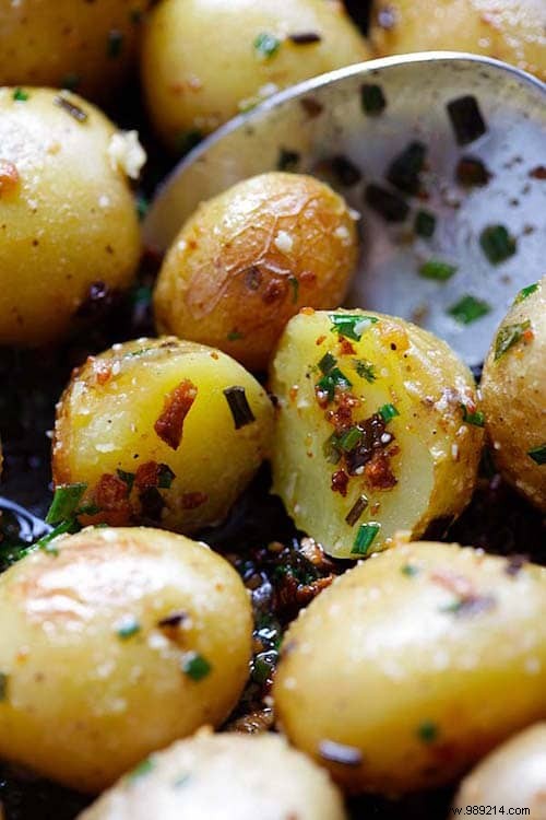 Easy and Cheap:The Recipe for Roasted Potatoes with Garlic Butter and Chives. 