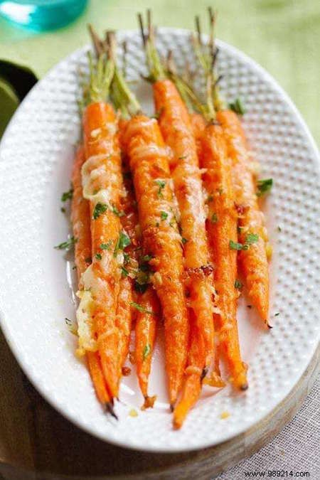 Super Easy and Quick:The Recipe for Roasted Carrots with Garlic and Parmesan. 