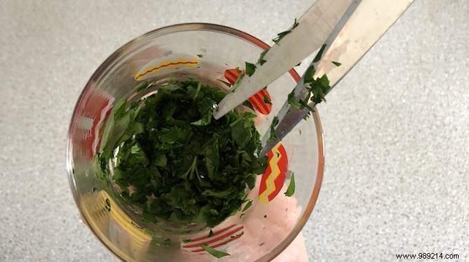 Parsley, Basil, Coriander... THE Trick To Mince Fresh Herbs In 2 Seconds. 