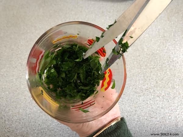 Parsley, Basil, Coriander... THE Trick To Mince Fresh Herbs In 2 Seconds. 