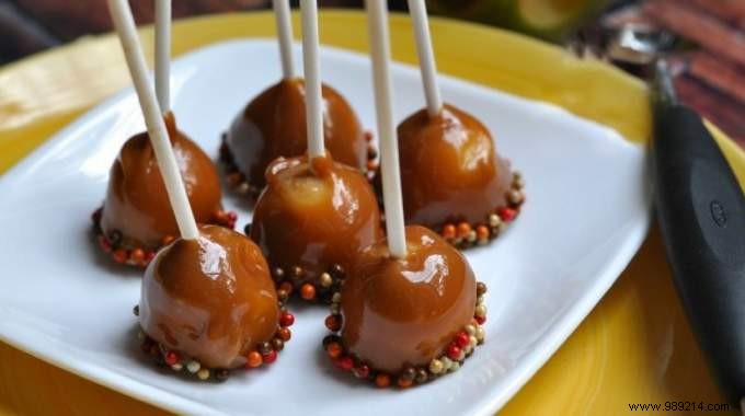 The Ultra Simple Recipe for Mini Caramel Apples. mmm too good! 
