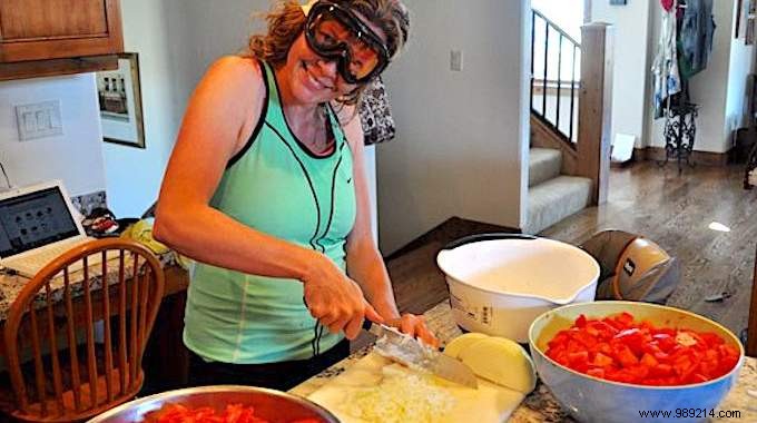 Wear Ski Goggles When Cutting Onions To NEVER CRY AGAIN! 