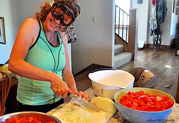 Wear Ski Goggles When Cutting Onions To NEVER CRY AGAIN! 