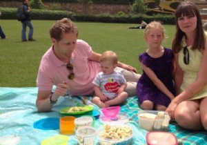 The Easy Way To Carry Picnic Food. 