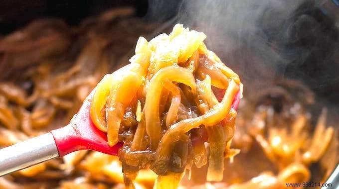 How To Make Delicious Slow Cooker Caramelized Onions. 