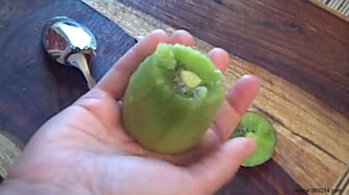The Amazing Trick To Peel A Kiwi In 15 Seconds Flat. 