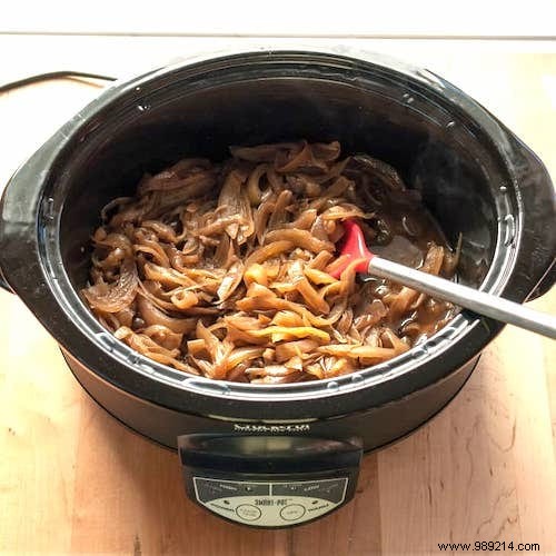 How To Make Delicious Slow Cooker Caramelized Onions. 