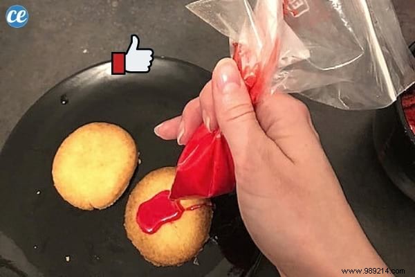 How to Make a Homemade Piping Bag in 2 Seconds. 