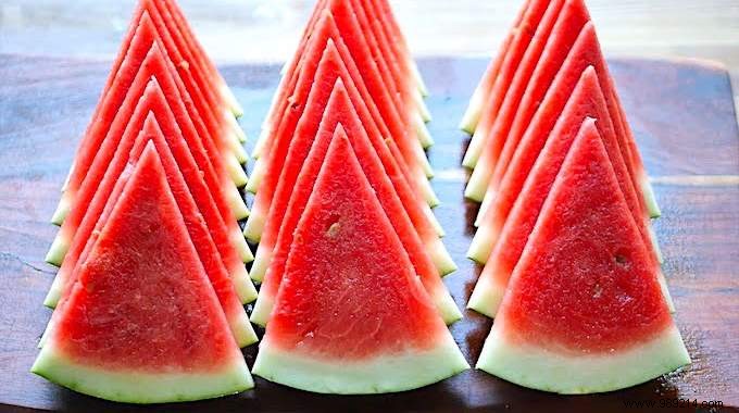 The Tip To Cut A Watermelon Into Triangles In 30 Secs Chrono. 