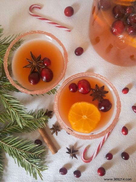 10 Super Easy and Quick Christmas Cocktails to Make (With or WITHOUT Alcohol). 
