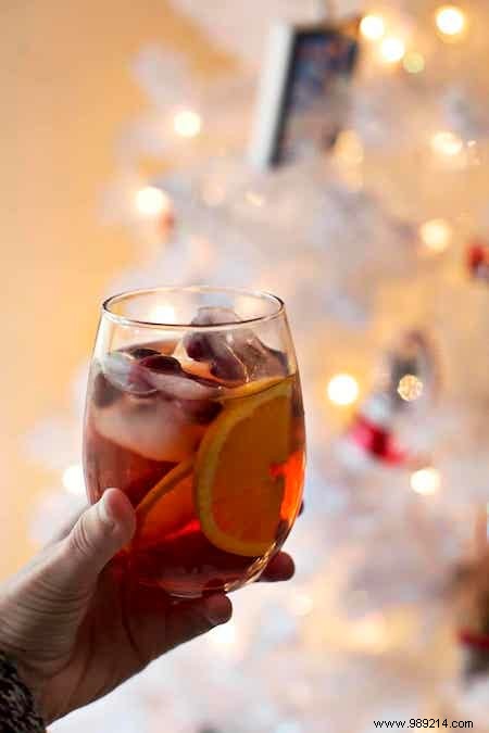 10 Super Easy and Quick Christmas Cocktails to Make (With or WITHOUT Alcohol). 
