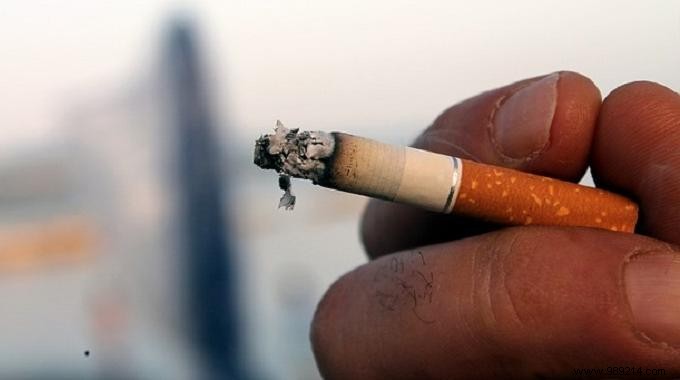 Yellowed Fingers from Smoking? 2 Effective Tricks To Detach Them Quickly. 
