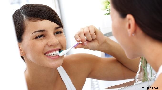 THE Most Amazing Trick To Whiten Your Teeth Effectively. 