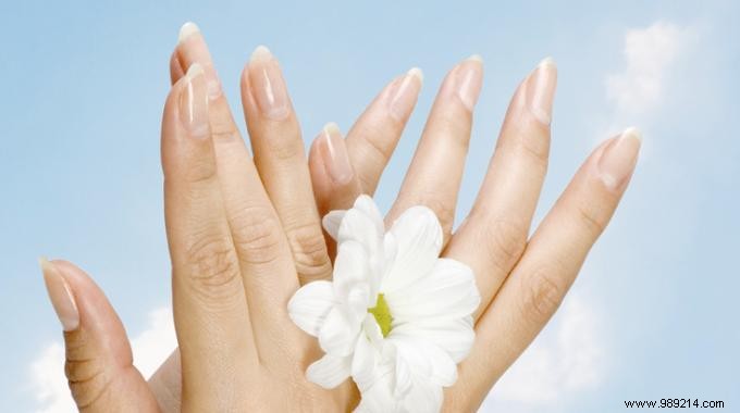 The Awesome Tip To Whiten Your Nails In Less Than 1 Minute. 