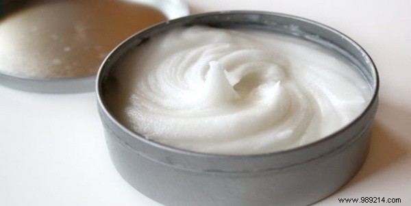 Baking Soda + Coconut Oil:The Best Cleanser For Problematic Skin. 