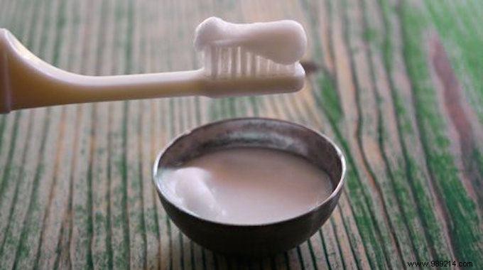 My Homemade Toothpaste Recipe For Whiter, Healthier Teeth. 