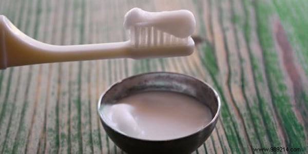 My Homemade Toothpaste Recipe For Whiter, Healthier Teeth. 