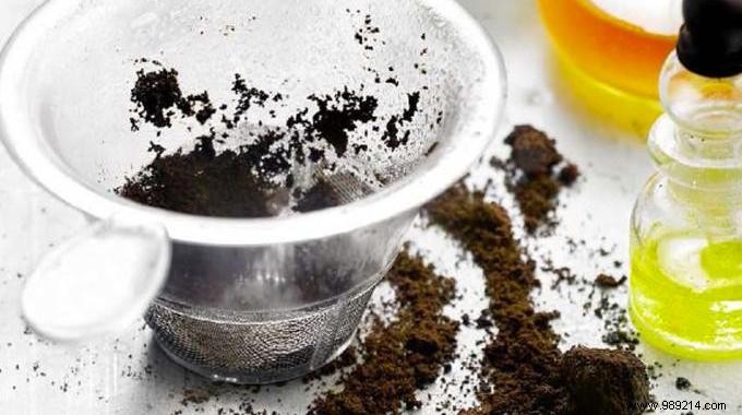Coffee grounds, an effective and free exfoliating scrub for the face. 