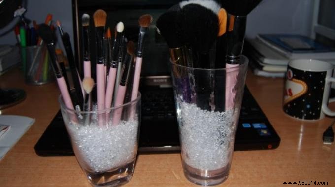 The tip for storing your makeup brushes neatly. 