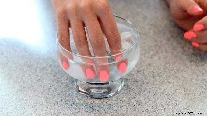 The Tip To Dry Nail Polish In 3 Minutes. 