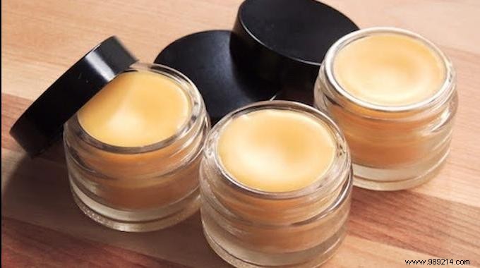 Super Easy to Make:The 100% Natural Lip Balm Recipe. 