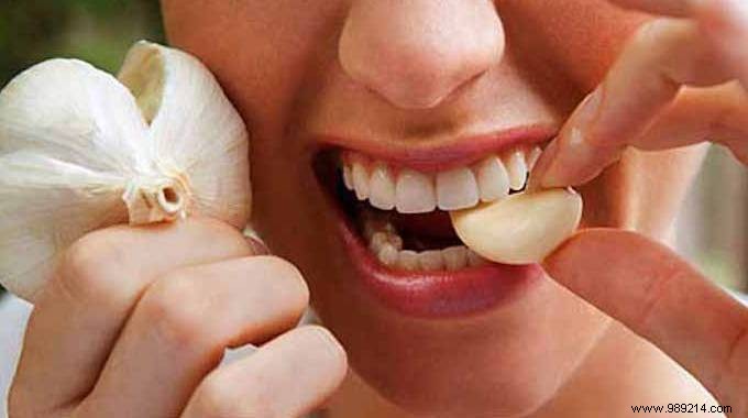 The Remedy For Fast Relief Of A Toothache With Garlic. 
